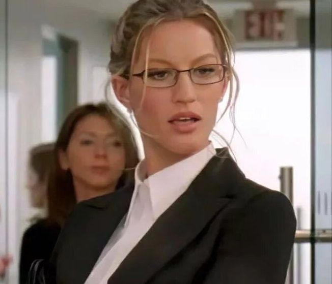 Повторяем тренд из 90-х. Эстетика сексуальной office siren