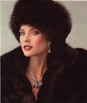 Высокая меховая шапка в стиле Slavic Bimbo ВЫсокая меховая шапка в стиле Slavic Bimbo